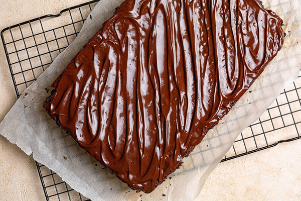 Gâteau au babeurre et glaçage moelleux au chocolat