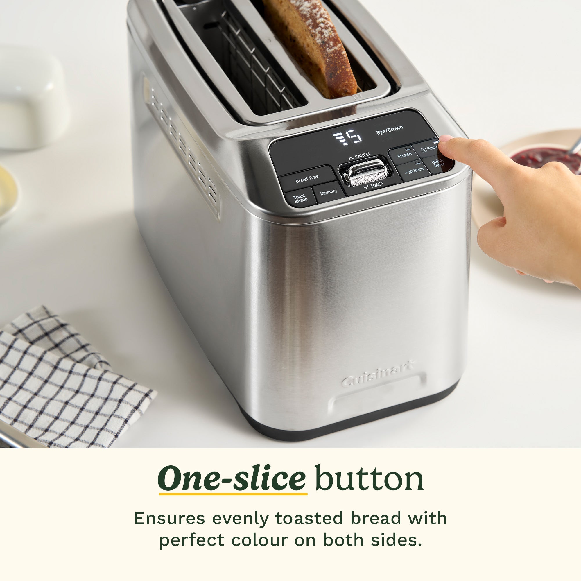 Grille-pain numérique Cuisinart sur un plan de travail de cuisine moderne