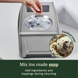 Ajout d’ingrédients pendant la préparation grâce au couvercle transparent de la sorbetière Cuisinart Freeze Ease Pro.