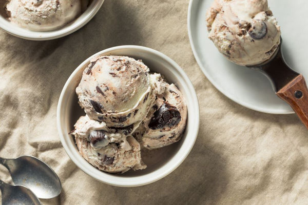 Glace au beurre de cacahuète et tourbillon de marshmallow