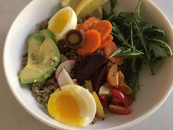 Bowl de quinoa et lentilles, légumes vapeur et œuf
