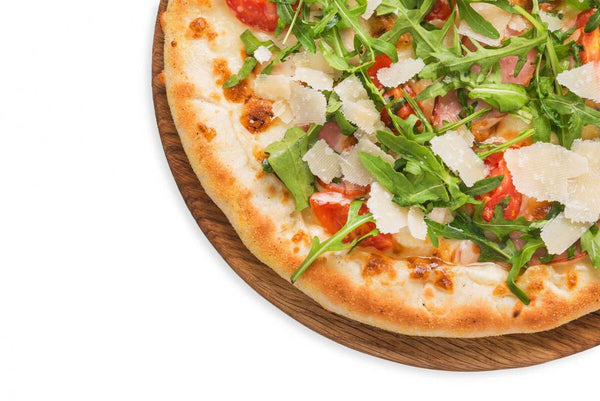 Pizza blanche au prosciutto, roquette et tomates